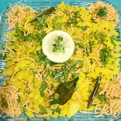 A picture of Kanda, Batata Poha with Aloo Bhujia Sev.