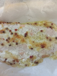 Una foto de Salmón gratinado con pimienta rosa