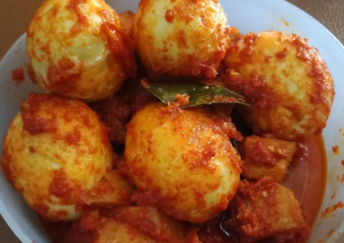 Telur dan kentang balado