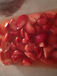 Una foto de Fresas en su jugo