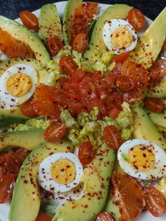 Una foto de Ensalada de aguacate y naranja sanguina