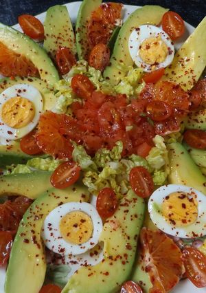 Una foto de Ensalada de aguacate y naranja sanguina