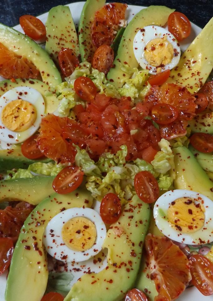 Una foto de Ensalada de aguacate y naranja sanguina