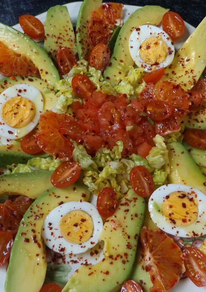 Una foto de Ensalada de aguacate y naranja sanguina