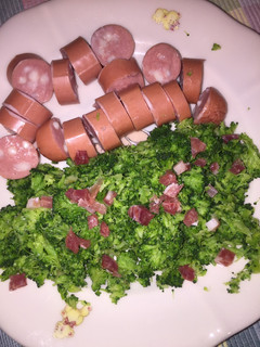 Una foto de Brócoli con jamón y salchichas de queso
