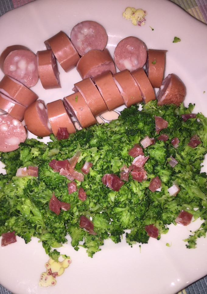 Una foto de Brócoli con jamón y salchichas de queso