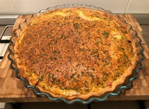 O poză a rețetei Quiche cu jambon, emmentaler și ceapă caramelizată.