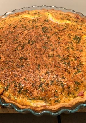 O poză a rețetei Quiche cu jambon, emmentaler și ceapă caramelizată.