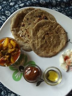 બાજરી નાં રોટલા ને રીંગણ બટાકા નું શાક (rotla&shak recipe in gujarati) રેસીપી મુખ્ય ફોટો