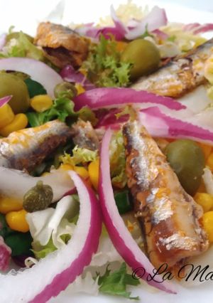 Una foto de Ensalada con sardinillas en escabeche