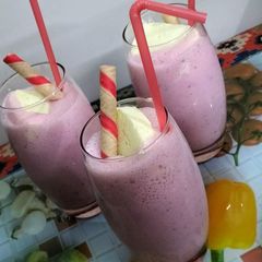 A picture of Strawberry ice cream shake.