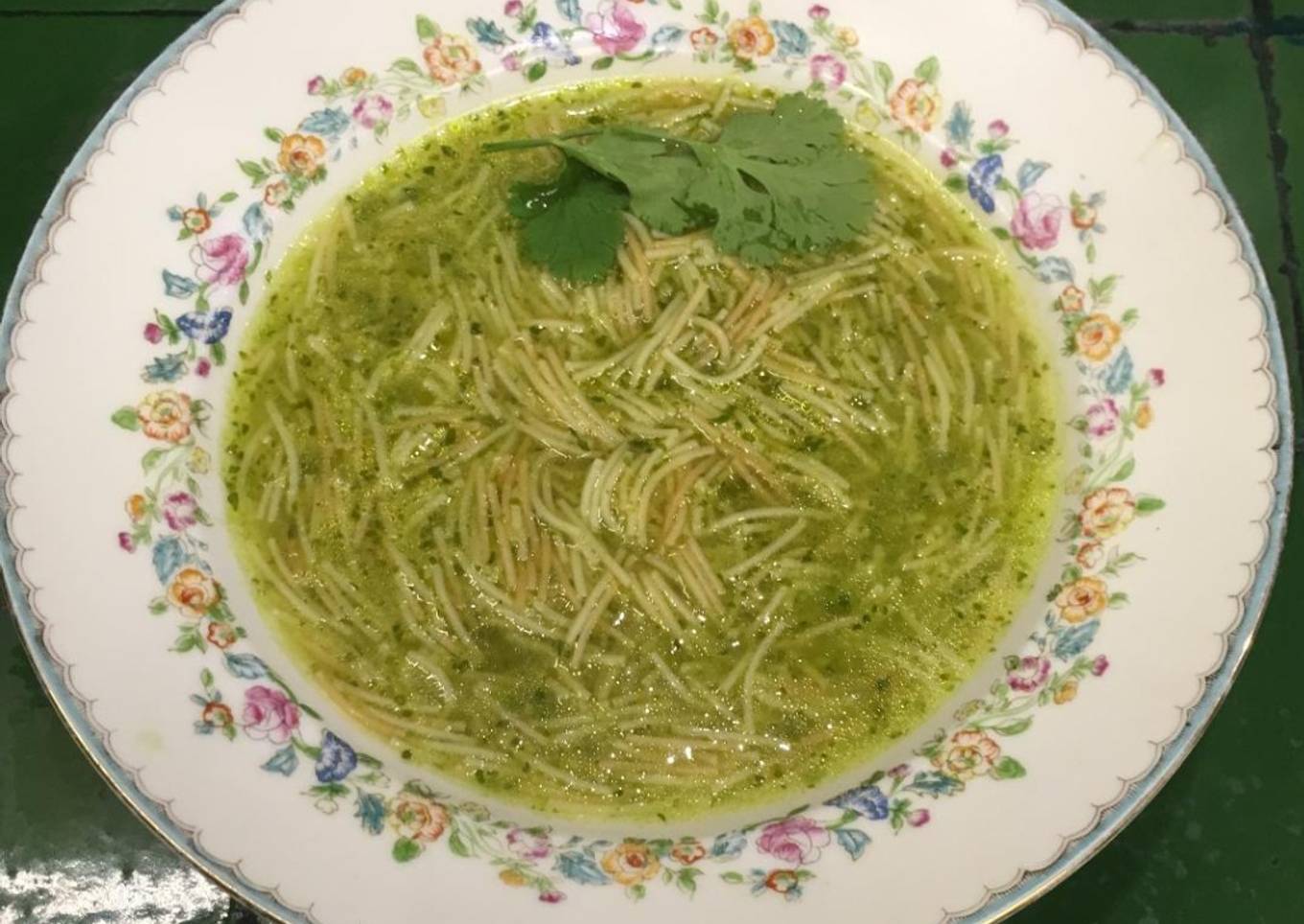 Sopa de fideos con cilantro
