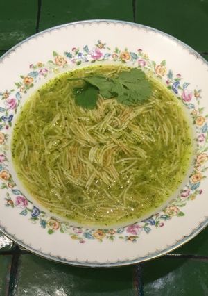 Una foto de Sopa de fideos con cilantro