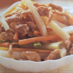 A picture of Stir-fried shredded pork with potatoes.