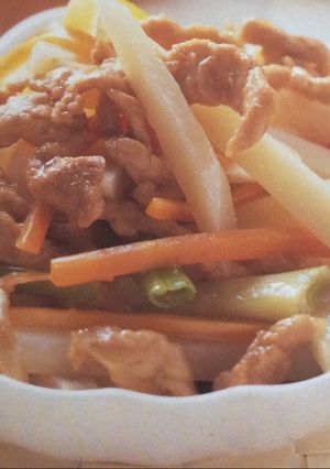A picture of Stir-fried shredded pork with potatoes.