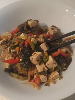Una foto de Tofu con verduritas y algas