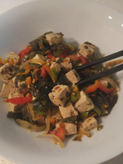 Una foto de Tofu con verduritas y algas