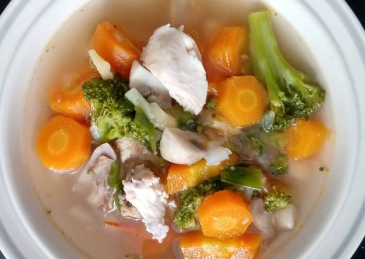 Langkah Mudah  untuk  Menyiapkan Sup Ayam Sayuran Lezat 