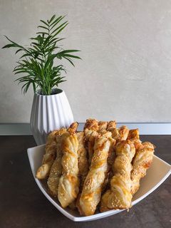 O poză a rețetei Sărățele din foietaj cu brânză și mozzarella.