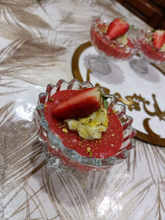 صورة لوصفة تحلية بالبسكويت و كريمة الفراولة 🍓