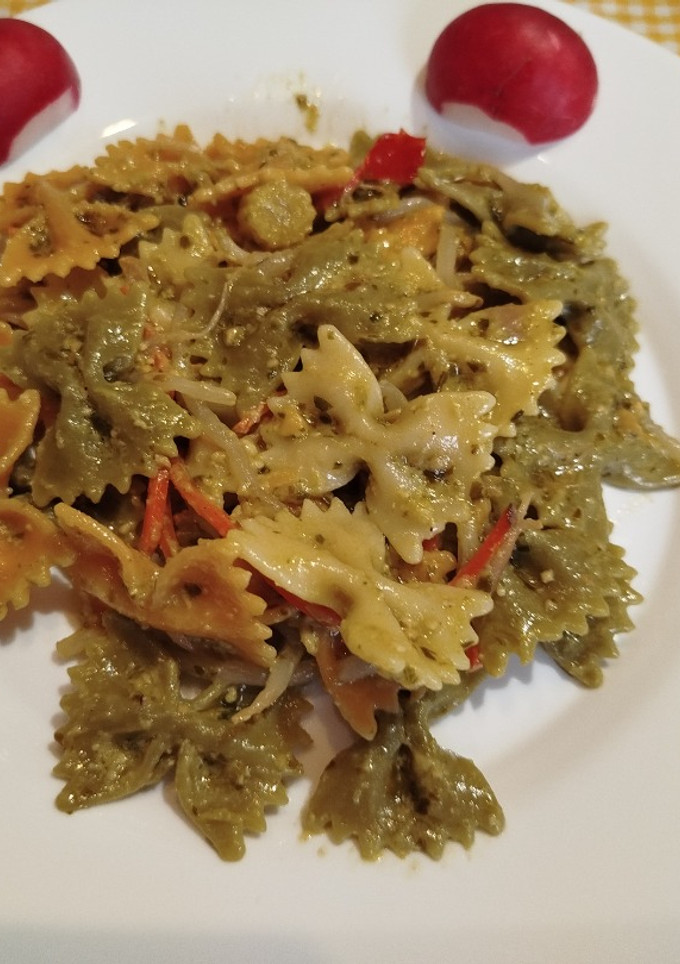 Una foto de Pasta con ensalada china y pesto Exprés