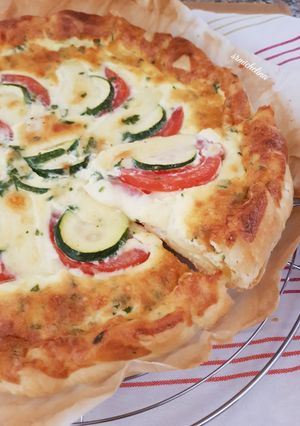 Foto di Torta salata con verdure e mozzarella 🥔🥒🍅🥧