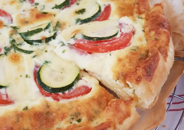 Recetta di Veloce Torta salata con verdure e mozzarella 🥔🥒🍅🥧