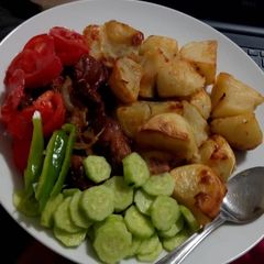 A picture of Fried liver and potatoes.
