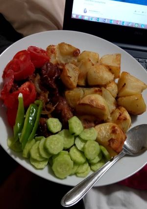 A picture of Fried liver and potatoes.