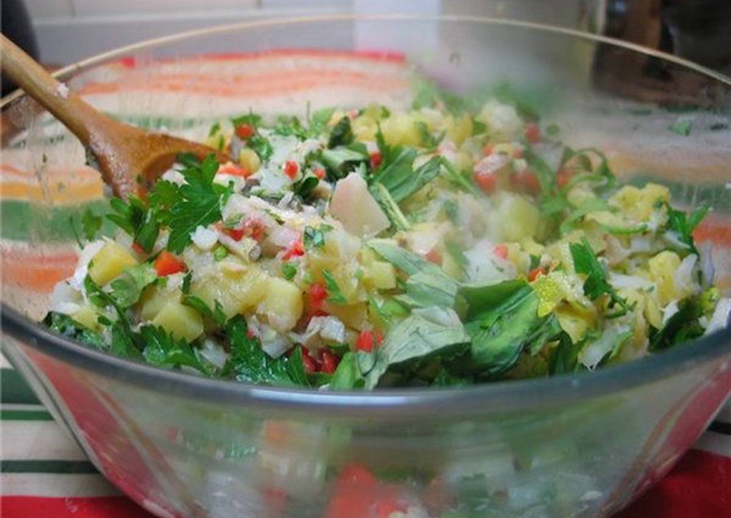 Салат с рыбой и овощами. Салат нежность с красной рыбой. Салат с копчёной рыбой карттшкой. Легкие салаты из красной рыбы. Салат рыбный фото.