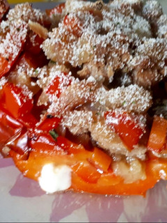 Una foto de Pimiento relleno de verduras y atún, con pasas