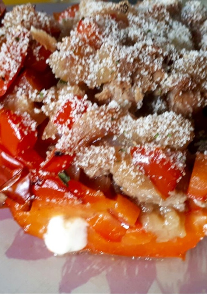Una foto de Pimiento relleno de verduras y atún, con pasas