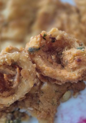 Una foto de Rabas tiernizadas fritas convencional, con papas y batatas con hierbas, y fritas en aire