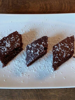 Gyors és egyszerű kókuszos-kakaós bögrés kevert süti recept fotója