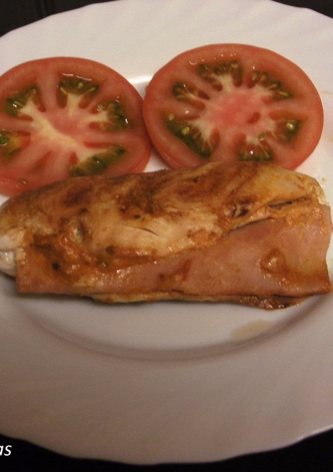 Una foto de Pechuga de pollo rellena de jamón en dulce y hecha a la plancha
