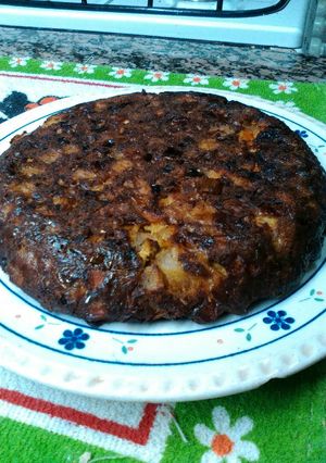 Una foto de Tortilla de papas, verdeos y pollo