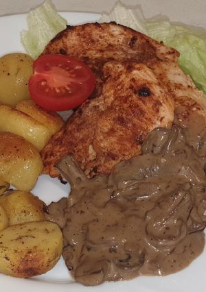 Sült csirkemell gombamártással és sültkrumplival recept fotója
