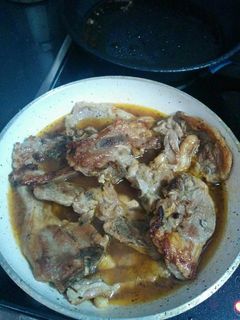 Una foto de Chuletas de cordero con salsa de ajo y vinagre