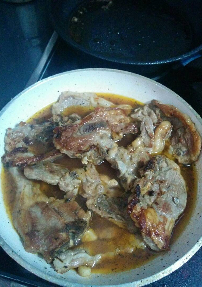 Una foto de Chuletas de cordero con salsa de ajo y vinagre