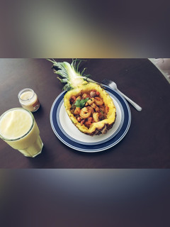 Una foto de Piña Rellena de mariscos
