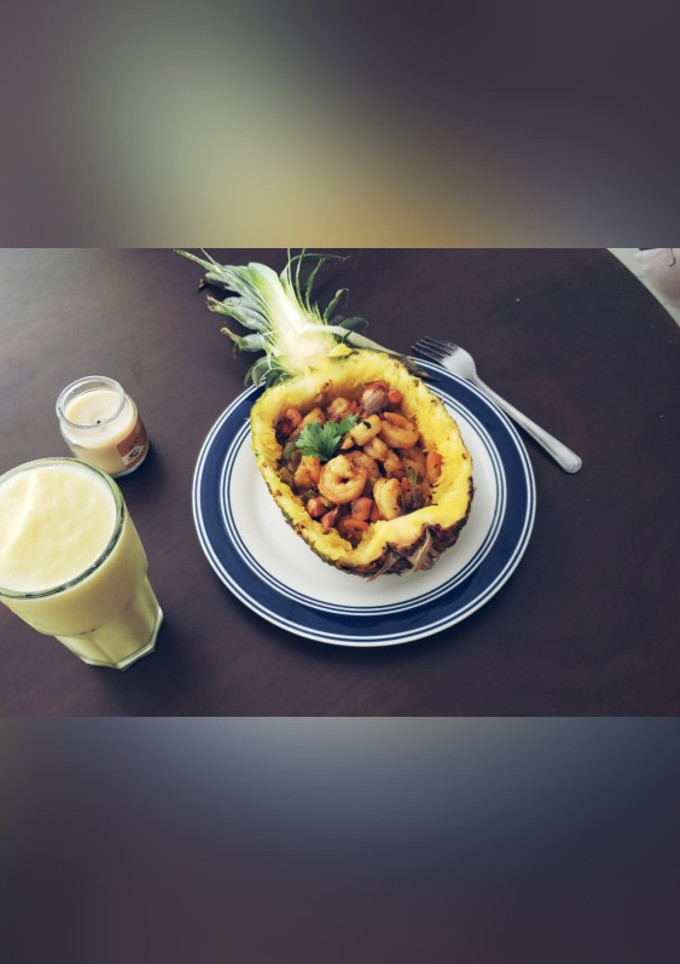 Una foto de Piña Rellena de mariscos