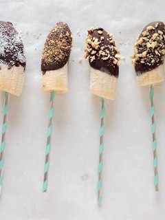 Una foto de Plátanos helados con chocolate y topping