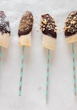 Una foto de Plátanos helados con chocolate y topping