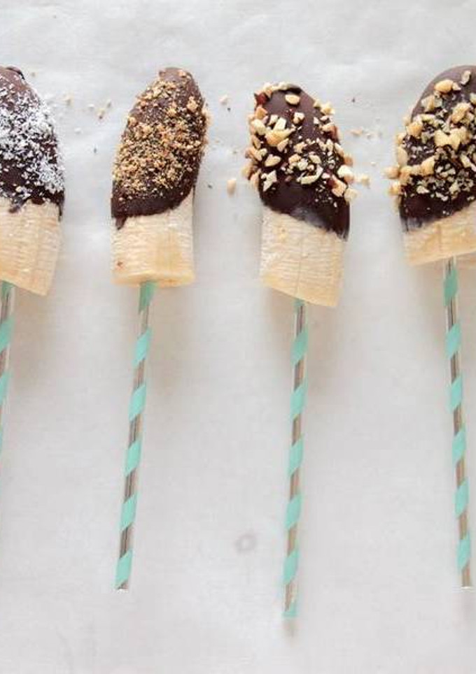Una foto de Plátanos helados con chocolate y topping