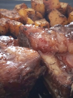 Una foto de Costillar de Cerdo a Baja Temperatura a la Barbacoa Maple Bourbon con Patatas a la Mantequilla