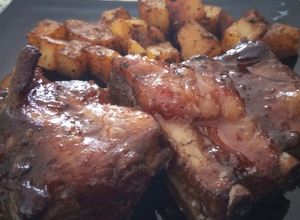 Una foto de Costillar de Cerdo a Baja Temperatura a la Barbacoa Maple Bourbon con Patatas a la Mantequilla