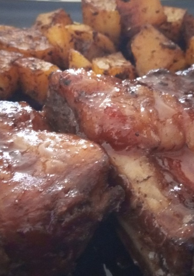 Una foto de Costillar de Cerdo a Baja Temperatura a la Barbacoa Maple Bourbon con Patatas a la Mantequilla