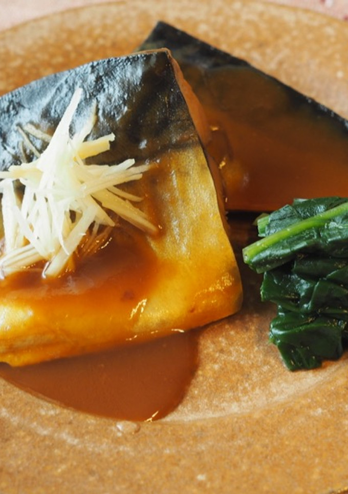 Una foto de Caballa guisada con miso (サバの味噌煮) / Comida japonesa
