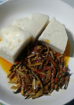 A picture of Yam with oil bean (ugba) sauce.