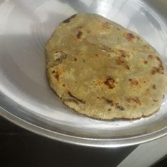 A picture of Bajre ki roti.
